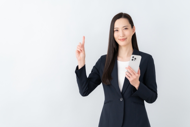 機能紹介をする女性