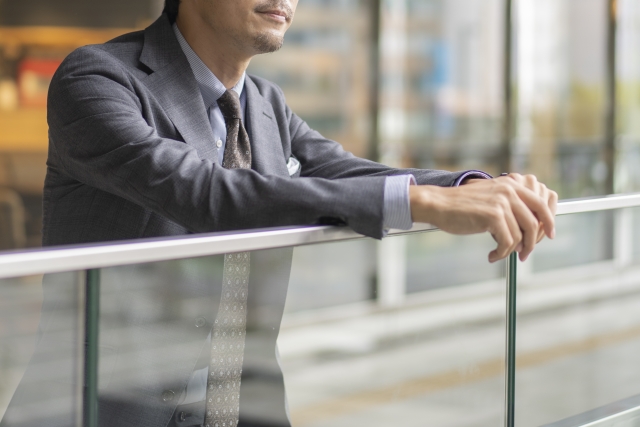 課題を考える男性