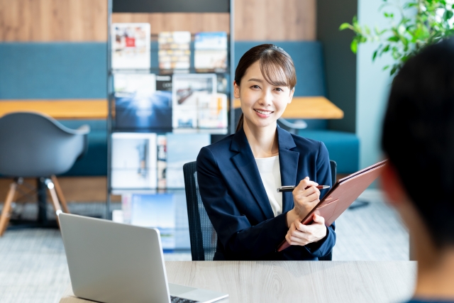 ショールームで接客をする女性