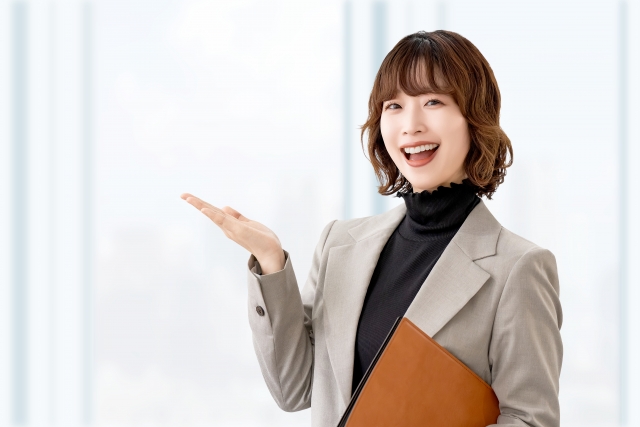 メリットを紹介する女性